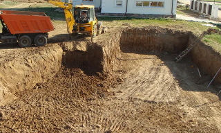 Рытье котлованов под фундамент в Малоярославце – цена от 2650 руб. за м3 | 2Землекопа-Млр